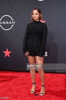 Ella Mai feet photo thumbnail