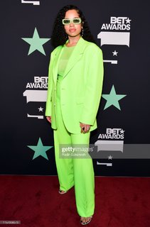 Ella Mai feet photo thumbnail