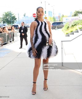Ella Mai feet photo thumbnail