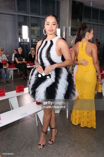 Ella Mai feet photo thumbnail