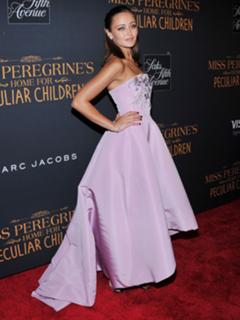 Ella Purnell feet photo thumbnail