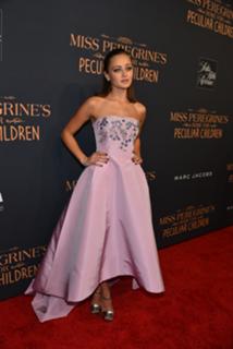 Ella Purnell feet photo thumbnail