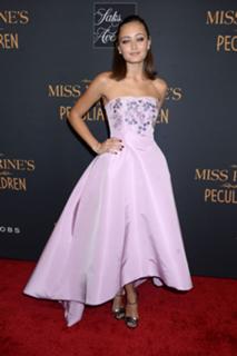 Ella Purnell feet photo thumbnail