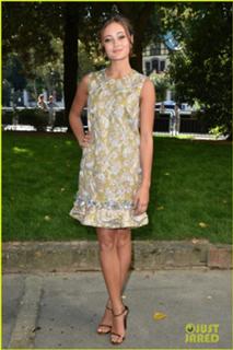 Ella Purnell feet photo thumbnail