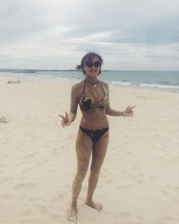 Ella Purnell feet photo thumbnail