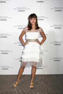Ella Purnell feet photo thumbnail