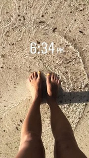 Ella Purnell feet photo thumbnail