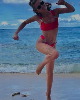 Ella Purnell feet photo thumbnail