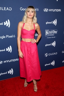 Ella Purnell feet photo thumbnail