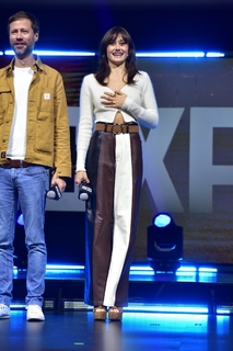 Ella Purnell feet photo thumbnail