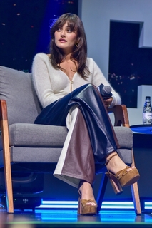 Ella Purnell feet photo thumbnail