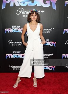 Ella Purnell feet photo thumbnail