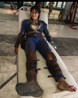 Ella Purnell feet photo thumbnail