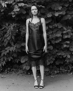 Ella Purnell feet photo thumbnail