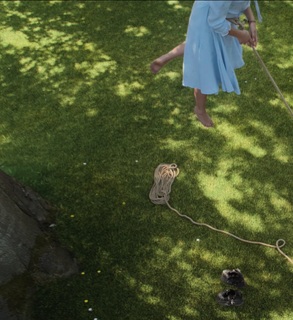 Ella Purnell feet photo thumbnail