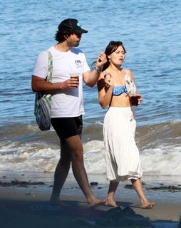 Ella Purnell feet photo thumbnail