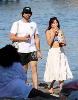 Ella Purnell feet photo thumbnail