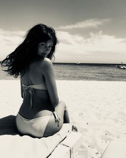 Ella Purnell feet photo thumbnail