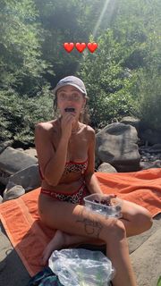 Ella Purnell feet photo thumbnail