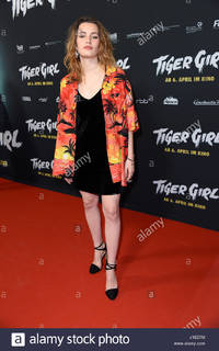 Ella Rumpf feet photo 2
