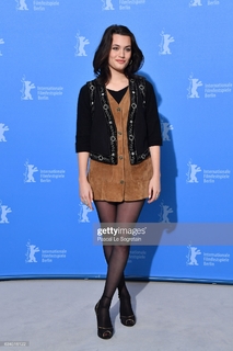 Ella Rumpf feet photo 10