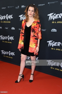 Ella Rumpf feet photo 9