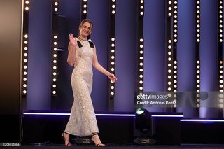 Ella Rumpf feet photo 9