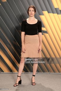Ella Rumpf feet photo 6
