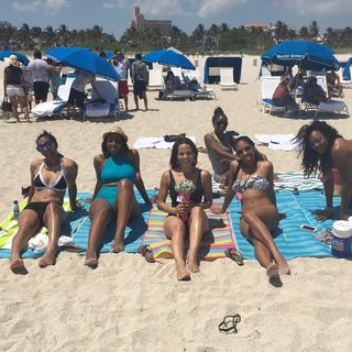 Elle Duncan feet photo thumbnail