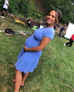 Elle Duncan feet photo thumbnail