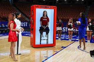 Elle Duncan feet photo thumbnail