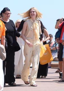 Elle Fanning feet photo thumbnail