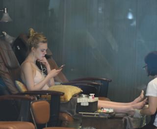 Elle Fanning feet photo thumbnail
