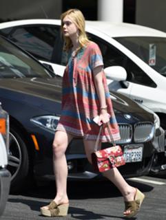 Elle Fanning feet photo thumbnail