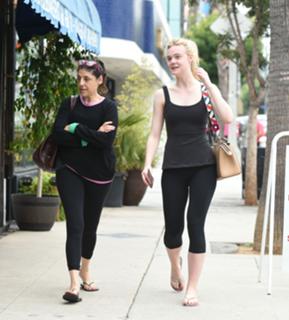 Elle Fanning feet photo thumbnail