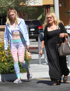 Elle Fanning feet photo thumbnail