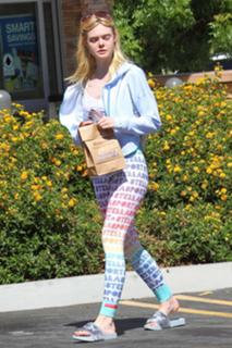 Elle Fanning feet photo thumbnail