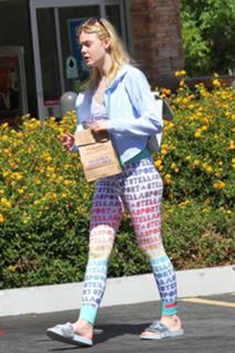 Elle Fanning feet photo thumbnail