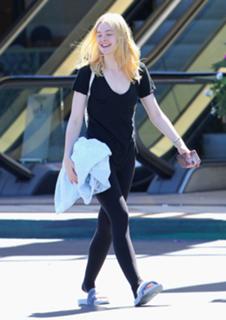 Elle Fanning feet photo thumbnail