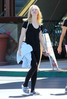 Elle Fanning feet photo thumbnail