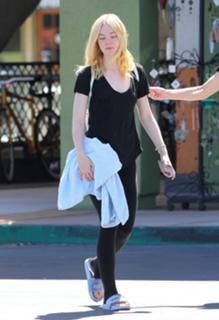 Elle Fanning feet photo thumbnail