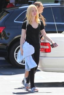 Elle Fanning feet photo thumbnail