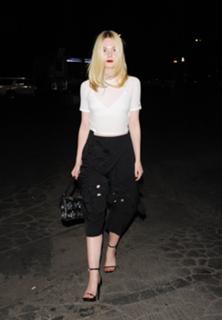 Elle Fanning feet photo thumbnail