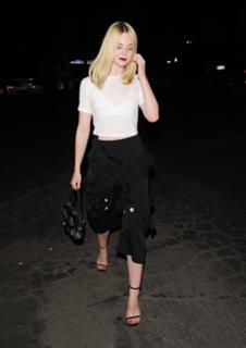 Elle Fanning feet photo thumbnail