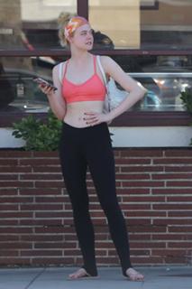 Elle Fanning feet photo thumbnail