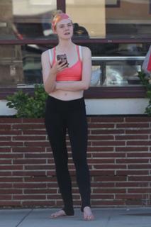 Elle Fanning feet photo thumbnail