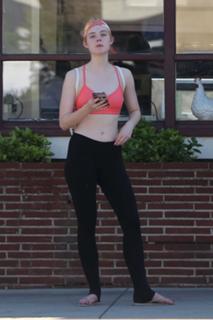 Elle Fanning feet photo thumbnail