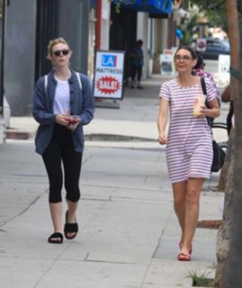 Elle Fanning feet photo thumbnail