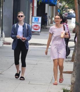 Elle Fanning feet photo thumbnail