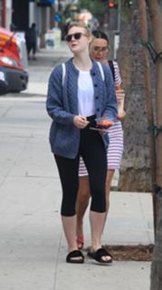 Elle Fanning feet photo thumbnail